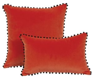 Coussin-velours-orange-pompons-noirs-Farandole-45x30_L53311